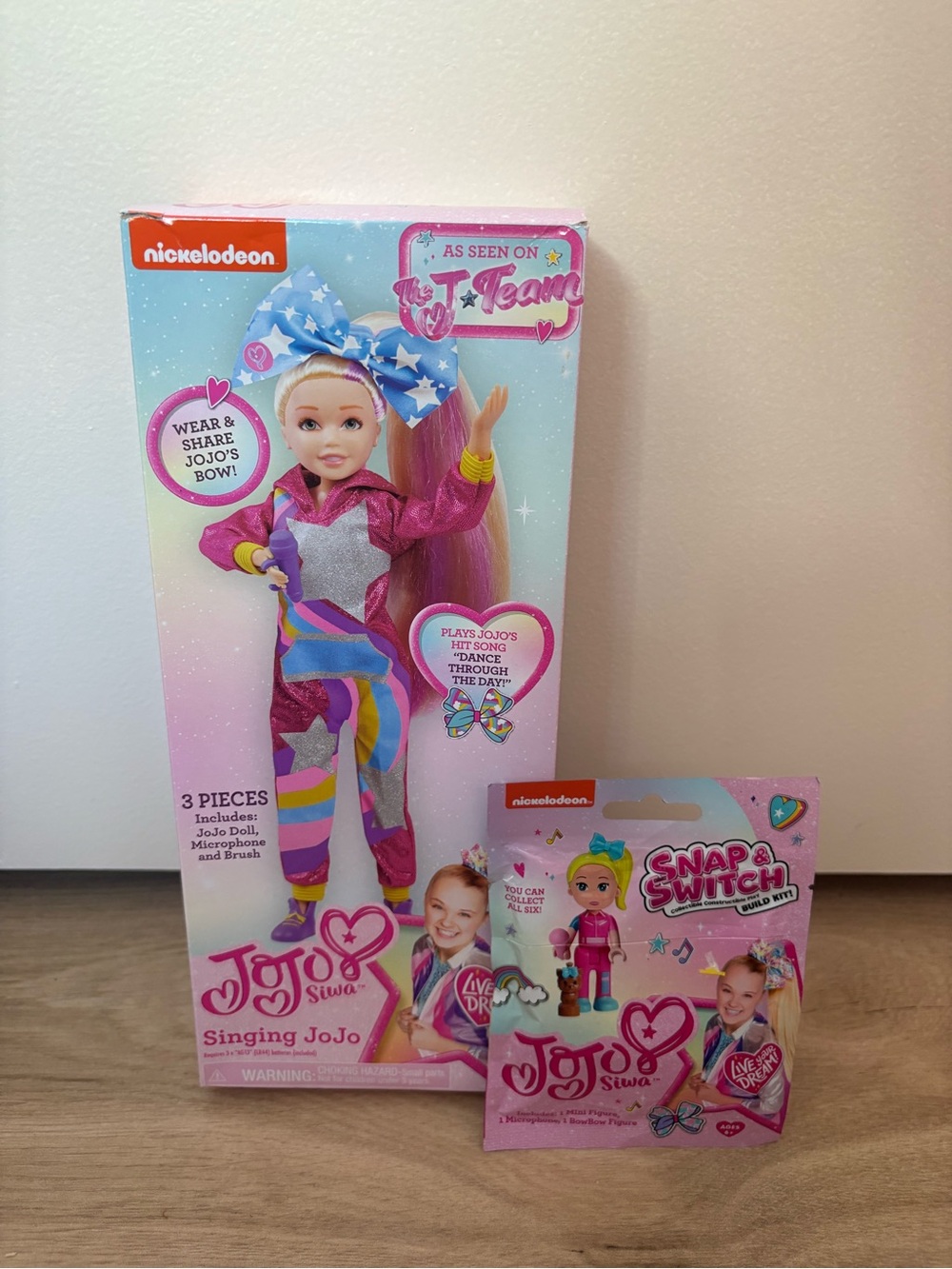 Nickelodeon Singing JoJo Siwa Doll and JoJo Snap & Switch Build Kit